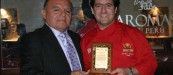 Jose Zorrilla, director de ARMAP-FLORIDA haciendo entrega del trofeo al “Master Chef”, Javier Flores.