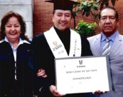 Dr. Julio César De los Ríos, acompañado de sus padres Julio César y Julia Graciela.