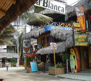 Montañita es un lugar colorido, sus casas de estilo rústico hacen de la playa un lugar pintoresco lleno de alegría donde la fiesta y la celebración se adueñan de la noche en un ambiente multicultural.