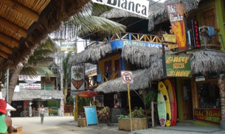 Montañita es un lugar colorido, sus casas de estilo rústico hacen de la playa un lugar pintoresco lleno de alegría donde la fiesta y la celebración se adueñan de la noche en un ambiente multicultural.