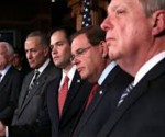 La denominada 'Cuadrilla de Ocho' integrada por los legisladores Chuck Schumer, Dick Durbin, John McCain,  Jeff Flake, Marco Rubio, Lindsey Graham, Robert Menendez y Michael Bennet ha discutido el formar una alianza para repeler intentos de enmienda que puedan alterar significativamente la iniciativa.