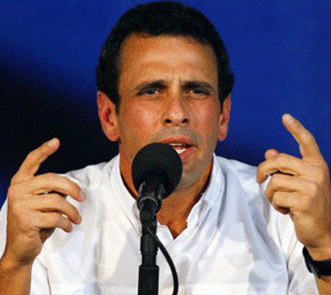 capriles Como la noche anterior, el candidato opositor y gobernador del estado de Miranda reiteró su convicción de que el triunfo en las elecciones le fue escamoteado