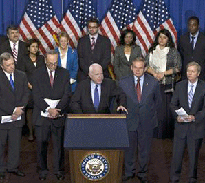 congesistas El senador John McCain, republicano de Arizona, al centro, habla de la iniciativa de reforma migratoria que esbozaron ocho de sus colegas, el jueves 18 de abril de 2013. Foto: J. Scott Applewhite / AP