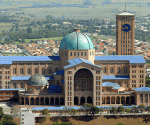 Aparecida, con sus diversos edificios antiguos, seminarios e iglesias, alberga el templo católico más grande del país y uno de los más grandes del mundo: la Basílica de Nuestra Señora Aparecida