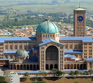 santuario Aparecida, con sus diversos edificios antiguos, seminarios e iglesias, alberga el templo católico más grande del país y uno de los más grandes del mundo: la Basílica de Nuestra Señora Aparecida