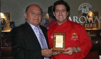 Jose Zorrilla, director de ARMAP-FLORIDA haciendo entrega del trofeo al “Master Chef”, Javier Flores.