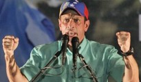 Capriles está más delgado y quemado por el sol que hace cinco meses, cuando ganó las primarias. Ha dado ya cuatro vueltas a Venezuela en esta campaña electoral y recorrido 270 poblaciones.