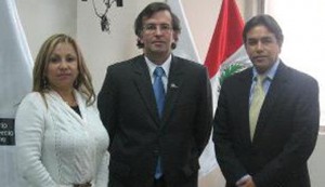 (Izquierda a derecha) Presidenta de la Cámara de Comercio del Sur de la Florida, Maricarmen Sega; Ministro de Comercio Exterior, José Luis Silva Martinot;  Presidente de Taste of Perú 2012, Julio Rodriguez. 