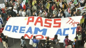 El Dream Act, que permanece varado en el Congreso desde 2010, de aprobarse podría beneficiar a más de 1,7 millones de estudiantes indocumentados.   