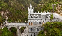 Es una iglesia de piedra gris y blanca de estilo Neogótico, compuesta de tres naves construidas sobre un puente de dos arcos, que cruza sobre el río Guitará.