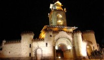 Sus iglesias de estilo gótico y románico como "La Catedral" y "Santo Domingo", sus casas antiguas, monumentos como "La Puerta de la Ciudad", parques como "Jipíro" y  plazas, concentradas en el centro de la urbe, cautivan a los visitantes.