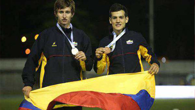 El santandereano Nelson Andrés Blanco (derecha) muestra la medalla de bronce obtenida en los 3.000 metros obstáculos. A su lado el también colombiano Yuber Echeverry, quien ganó el oro. 