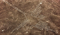 Estas líneas forman dibujos de varios kilómetros de largo y ancho, algunas sólo pueden ser vistas en toda su magnitud desde el aire en una aeronave. Destacan las figuras del colibrí, la araña, el mono, el perro, la lagartija, el cóndor, el astronauta o extraterrestre, entre otras.