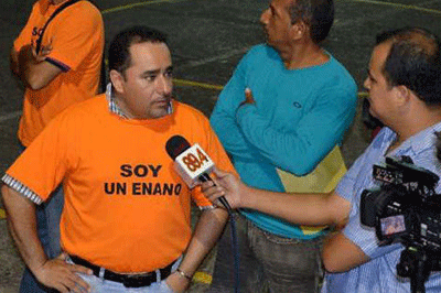 El abogado y periodista Édison Alberto Molina, de 40 años, conducía los miércoles el programa “Consultorio Jurídico” en la emisora Puerto Berrío Stereo, en el municipio de Puerto Berrío, departamento de Antioquia