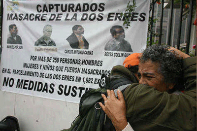 Un exsoldado guatemalteco narró ante un tribunal federal de los Estados Unidos, cómo uno de sus superiores accionó un fusil y lanzó una granada de mano en un pozo, para silenciar los gritos de las víctimas de una masacre cometida por el Ejército hace 30 años.