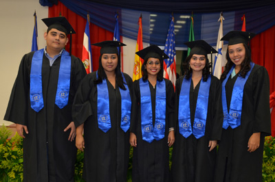 Alumnos con excelencia académica: José Salinas Rodríguez, Ana Posantes Turcios, Andrea Becerra Núñez, Irina Sohad Hiza, Lourdes Rodríguez.