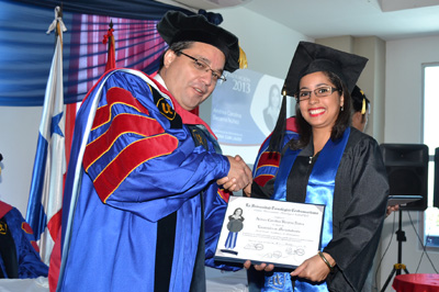 Andrea Carolina Becerra Núñez recibiendo el título universitario que le acredita como Licenciada en Mercadotecnia.