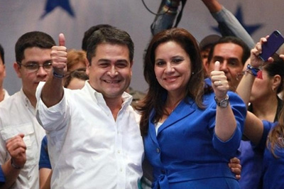 Hernández del partido oficialista, junto a su esposa, se declara vencedor en las elecciones presidenciales de Honduras.  