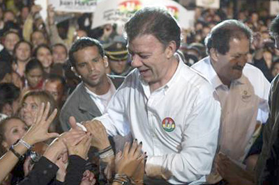 Santos anunció en noviembre pasado que irá por la reelección en mayo próximo "con la paz como bandera", para lo cual pidió a los colombianos una "segunda oportunidad". 
