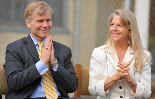 Bob McDonnell, y su esposa, Maureen McDonnell, durante un acto público en la Escuela Saint Joseph de Petersburg, Virginia. (Foto AP/The Progress-Index, Patrick Kane, Archivo del 22 de octubre de 2013)