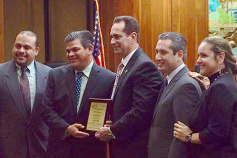 En la ceremonia de entrega del reconocimiento (izquierda a derecha): Gerty Sánchez, Eduardo Arroyo, Armando Arana, Alcalde de Sweetwater José Díaz, Angie Tabio.
