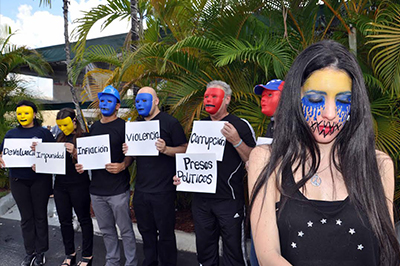 Los estudiantes denunciaron sobre la crisis en Venezuela.