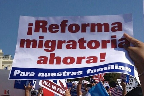 La reforma migratoria en Estados Unidos cobró un segundo aire con la orden del presidente Barack Obama de revisar las guías para las deportaciones y el anuncio de los demócratas de forzar un voto en la Cámara de Representantes.