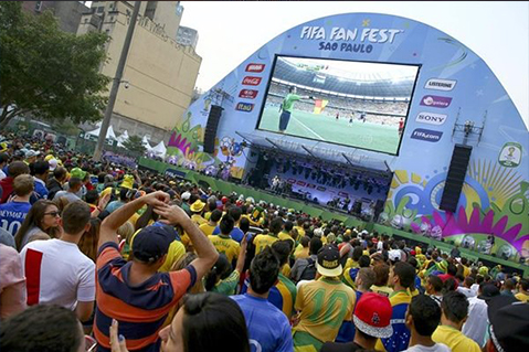 El mundial de Brasil marca a su vez un récord de producción televisiva: cada uno de los 12 estadios que alojan los partidos cuenta con 55 cámaras de televisión.