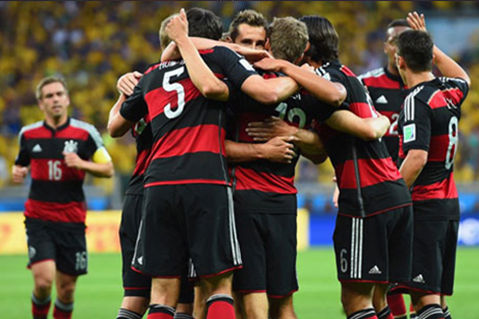 Los alemanes festejan la goleada que propinaron a Brasil.