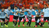 1.	El equipo de Argentina celebra el triunfo tras eliminar a Holanda en tiempo de penaltis 4-2.