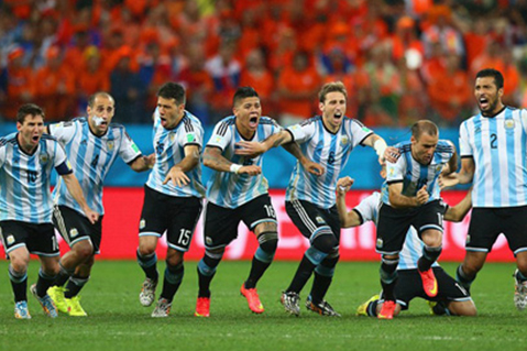 1.El equipo de Argentina celebra el triunfo tras eliminar a Holanda en tiempo de penaltis 4-2. 