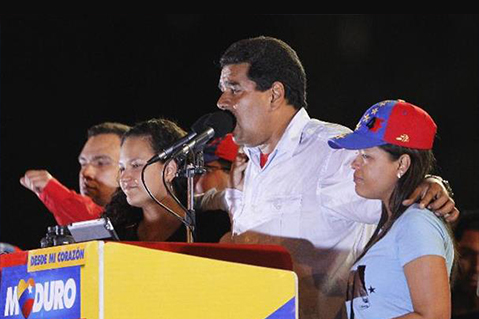 Nicolás Maduro junto a las dos hijas de Chávez: Rosa Virginia (izq.) y María Gabriela.