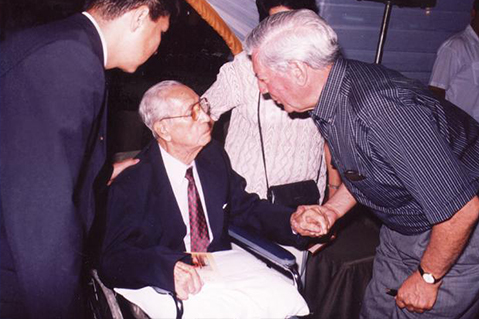 Marco Antonio Corcuera, estando aún con vida, recibe el saludo del laureado escritor peruano, Mario Vargas Llosa. Foto Archivo