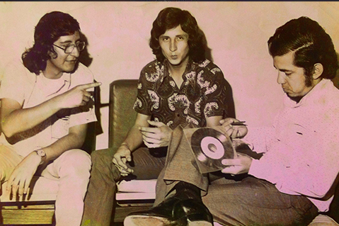 Joshelin (centro); Pedro Chauca, redactor de la nota (izquierda); Paco Fuentes Monroy, periodista de espectáculos del Diario El Telegrafo (derecha) en Guayaquil, Ecuador 1975. Foto Archivo.