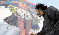 “Werc”  luego de haber pintado en varias ciudades de Estados Unidos y Europa, volvió a su terruño y hace sus trazos sobre la pared norte de la Biblioteca Arturo Tolentino -en el Parque Borunda- como parte del proyecto ColorWalk, que en este mes hará al menos 30 murales.