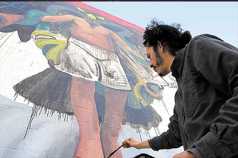 “Werc”  luego de haber pintado en varias ciudades de Estados Unidos y Europa, volvió a su terruño y hace sus trazos sobre la pared norte de la Biblioteca Arturo Tolentino -en el Parque Borunda- como parte del proyecto ColorWalk, que en este mes hará al menos 30 murales.