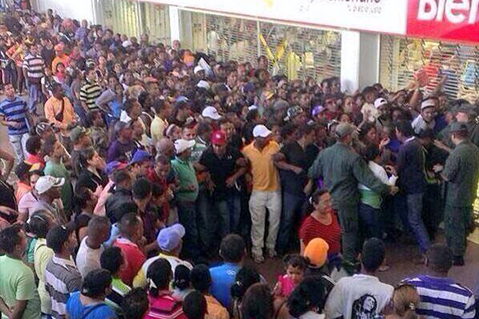 El Gobierno de Maduro ha desplegado un operativo policial y militar en los mercados para evitar actos vandálicos; también se han multiplicado los llamamientos a la calma y a evitar hacerse eco de los rumores, y ha implementando una nueva medida para poner término a las largas colas.