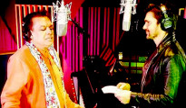 El videoclip del tema muestra a ambos intérpretes en el estudio de grabación acompañados por una orquesta sinfónica.
