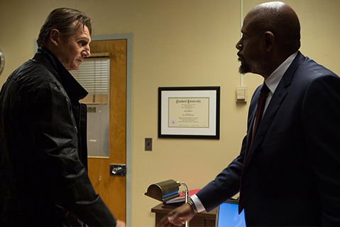  Forest Whitaker personifica al inspector de policía que realiza una intensa persecución a Neeson.