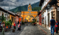 Antigua Guatemala ó Santiago de los Caballeros de Guatemala, debido a su hermosa arquitectura que data del período colonial español fue declarada en 1979 patrimonio de la humanidad por la Unesco.