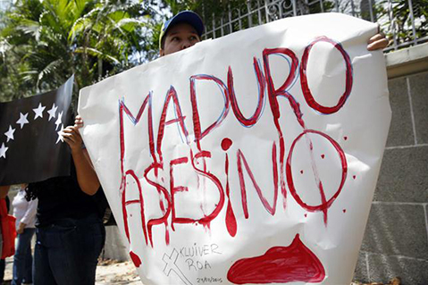 Manifestantes acusan al presidente de Venezuela, Nicolás Maduro. Foto: Reuters  