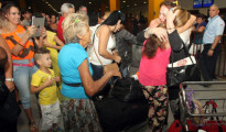 Un grupo de personas aguarda la llegada de sus familiares y amigos en el vuelo de Nueva York hasta La Habana del 17 de marzo EFE / Ernesto Mastrascusa