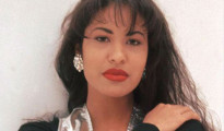 El número de éxitos alcanzados de forma póstuma, supera por uno a los que logró durante su carrera, cortada abruptamente a los 23 años de edad. En vida, Selena colocó cinco sencillos como número uno en la lista de éxitos latinos de Billboard.