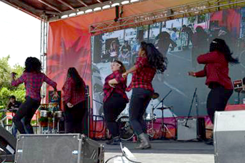 Las ganadoras del segundo lugar, “The Lady Tigers”, también, sorprendieron al público con su colorido baile, al ritmo de la canción oficial “Let Fun Take Control”, interpretado por el dúo Latino NorthRock 360. Foto: Melanie Santos
