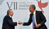 La reunión entre Obama y Castro, más extensa y sustancial que cualquier otra desde Nixon y Eisenhower, concluyó con un apretón de manos. FOTO: MANDEL NGAN (AFP)
