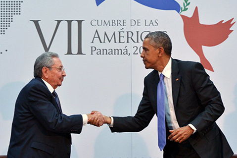 La reunión entre Obama y Castro, más extensa y sustancial que cualquier otra desde Nixon y Eisenhower, concluyó con un apretón de manos. FOTO: MANDEL NGAN (AFP)