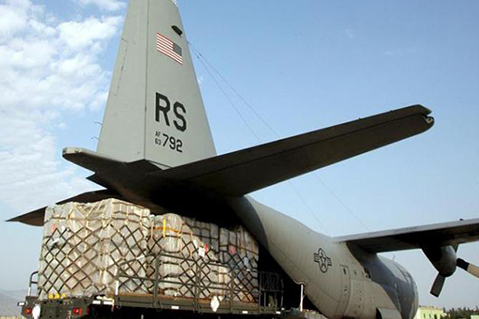 Avión de la FFAA estadounidense transportando provisiones para los damnificados de Nepal.