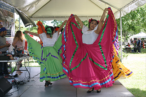 Los bailes folklóricos hicieron sentir el ritmo y sabor hispano. 