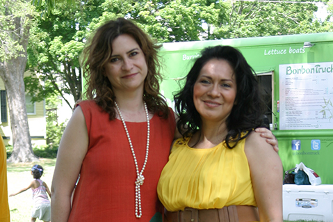 (Izquierda a derecha) Eva Cristina Calderón, Cónsul para Documentación a Mexicanos, y Aracely Harris, Directora de Enlaces Hispanos de la Ciudad de Petersburg, hermanaron en el evento.