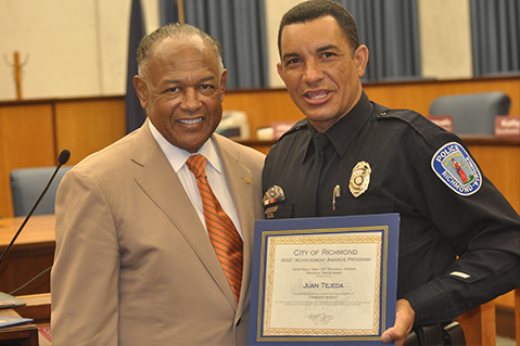 Juan Tejeda quien recibió el premio de manos del Alcalde de Richmond, Dwight C. Jones, ha llegado a marcar un record en el Departamento de Policía, como el primer Oficial Hispano en recibir tantos premios.